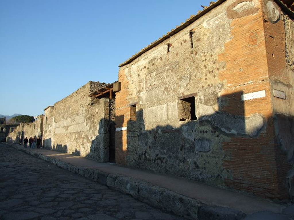 VI.9.7 Pompeii. December 2006. Front wall and entrance on Via Mercurio.