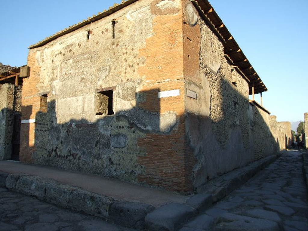 VI.9.7 Pompeii. Corner of Via di Mercurio and Vico di Mercurio. December 2006