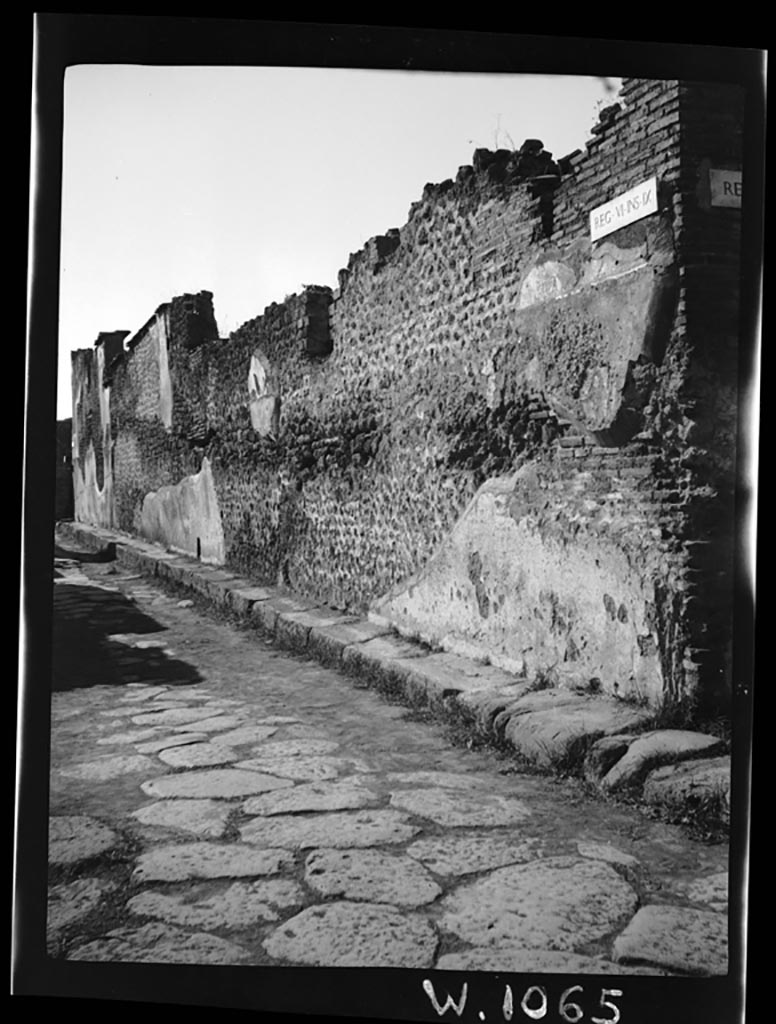 VI.9.7 Pompeii. W.1065.
Complete exterior south wall in Vicolo Mercurio, taken from junction on east side, looking towards west end.
Photo by Tatiana Warscher. Photo © Deutsches Archäologisches Institut, Abteilung Rom, Arkiv.