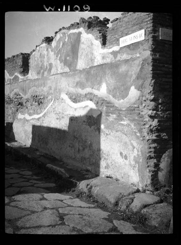 230595 Bestand-D-DAI-ROM-W.1109.jpg
VI.9.8 Pompeii. W.1109. Exterior south wall on Vicolo di Mercurio, at east end.
Photo by Tatiana Warscher. With kind permission of DAI Rome, whose copyright it remains.
See http://arachne.uni-koeln.de/item/marbilderbestand/230595