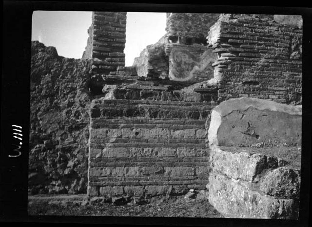 230596 Bestand-D-DAI-ROM-W.1111.jpg
VI.9.8 Pompeii. W1111. Blocked doorway (on left) and wall to north of it.
Photo by Tatiana Warscher. With kind permission of DAI Rome, whose copyright it remains.
See http://arachne.uni-koeln.de/item/marbilderbestand/230596
