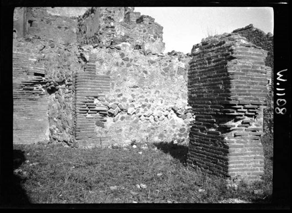 230433 Bestand-D-DAI-ROM-W.1108.jpg
VI.9.8 Pompeii. W1108. Looking north, with central pilaster (on right).
Photo by Tatiana Warscher. With kind permission of DAI Rome, whose copyright it remains.
See http://arachne.uni-koeln.de/item/marbilderbestand/230433