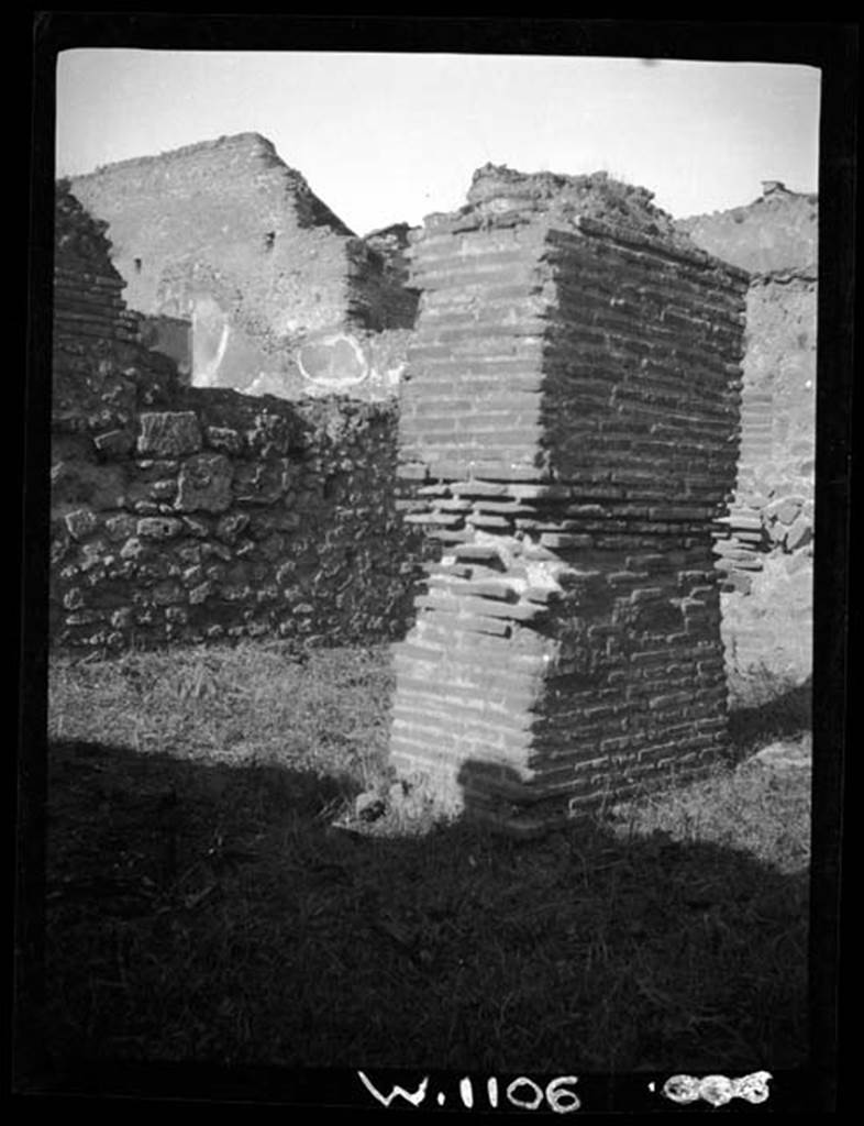 230432 Bestand-D-DAI-ROM-W.1106.jpg
VI.9.8 Pompeii. W1106. Looking north-west towards central pilaster.
Photo by Tatiana Warscher. With kind permission of DAI Rome, whose copyright it remains.
See http://arachne.uni-koeln.de/item/marbilderbestand/230432
