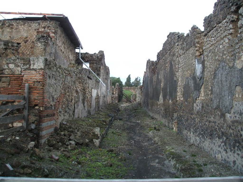 VI.9.8 Pompeii. December 2004. Vicolo del Fauno, looking north. VI.11