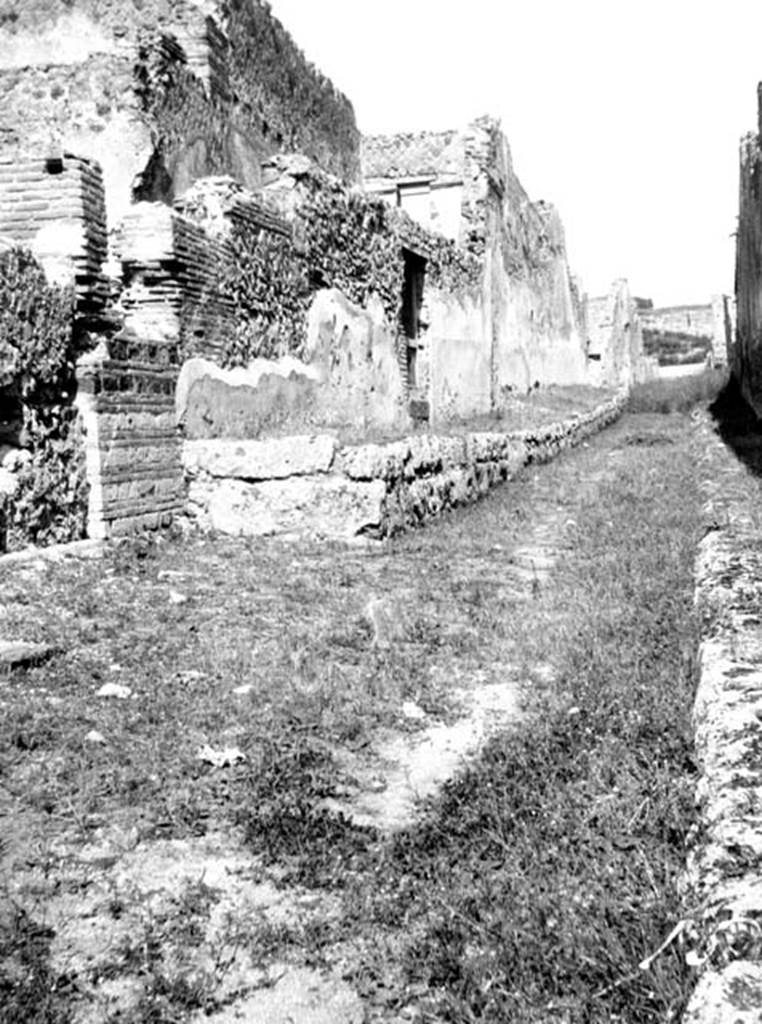 231579 Bestand-D-DAI-ROM-W.0947.jpg
VI.9.8/9 Pompeii. W.0947. Entrance doorways on west side of Vicolo del Fauno, looking north.
Photo by Tatiana Warscher. With kind permission of DAI Rome, whose copyright it remains.
See http://arachne.uni-koeln.de/item/marbilderbestand/231579