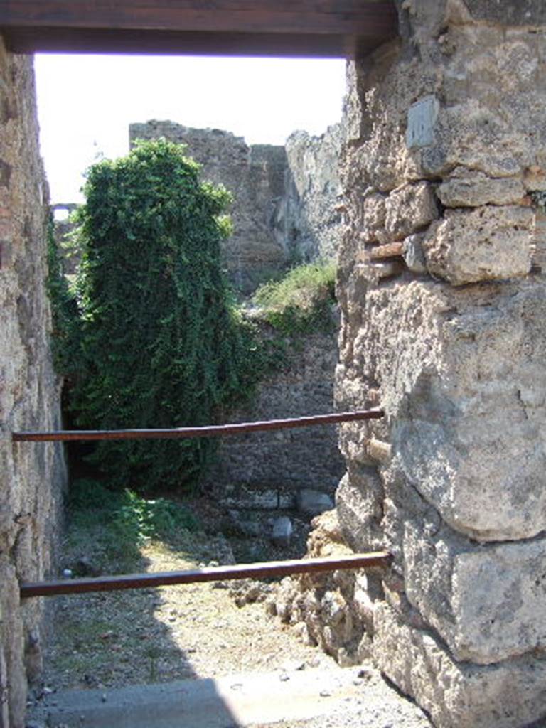 VI.9.10 Pompeii. September 2005. Entrance.