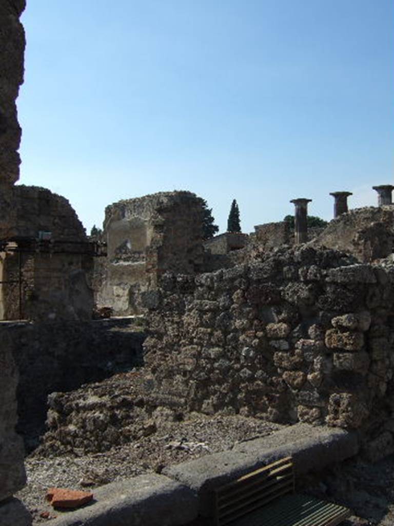 VI.9.11 Pompeii. September 2005. Entrance doorway.