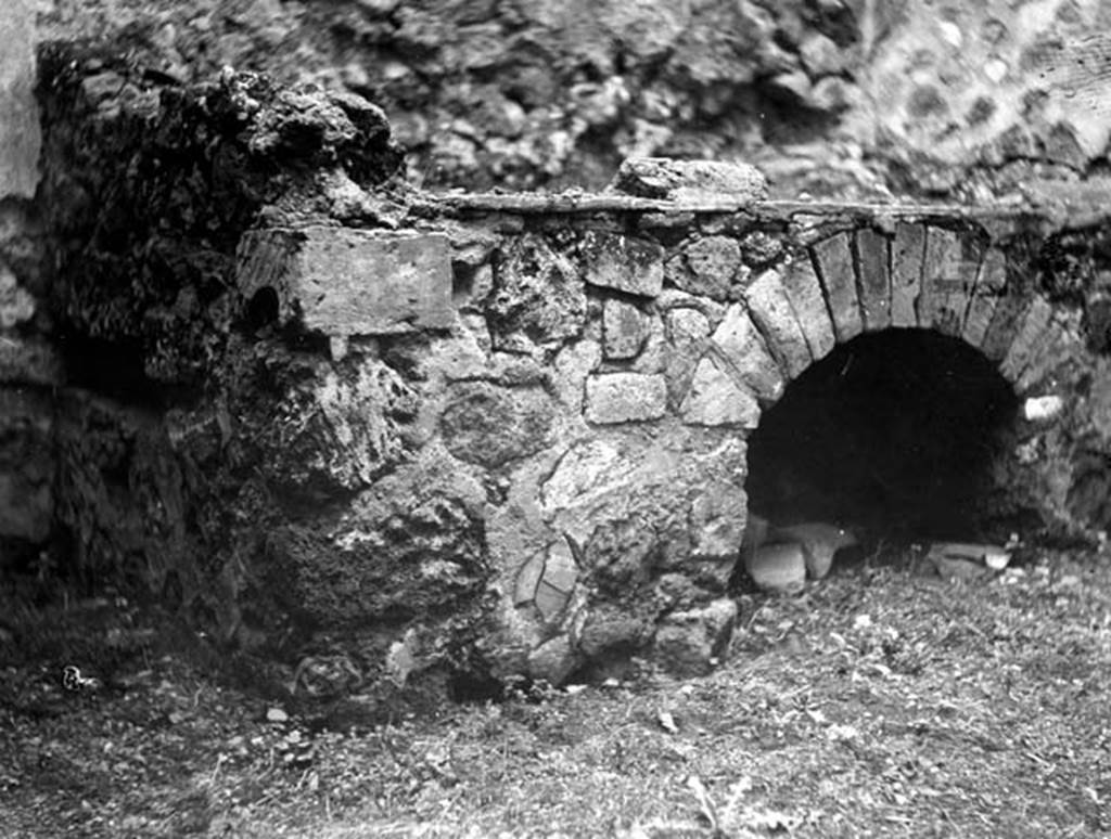 230870 Bestand-D-DAI-ROM-W.696.jpg
6.9.12 Pompeii. W696. Room 37, hearth against north wall in kitchen.
Photo by Tatiana Warscher. With kind permission of DAI Rome, whose copyright it remains.
See http://arachne.uni-koeln.de/item/marbilderbestand/230870