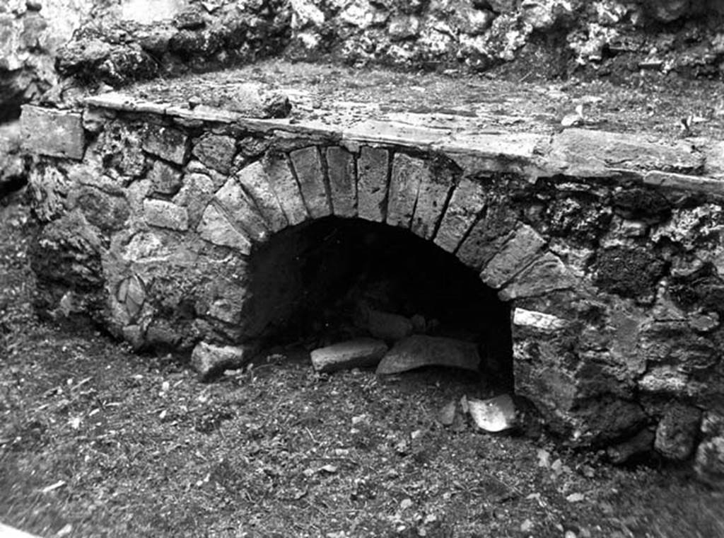 230869 Bestand-D-DAI-ROM-W.695.jpg
6.9.12 Pompeii. W695. Room 37, hearth against north wall in kitchen.
Photo by Tatiana Warscher. With kind permission of DAI Rome, whose copyright it remains.
See http://arachne.uni-koeln.de/item/marbilderbestand/230869
