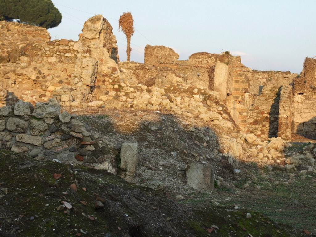 VI.9.14 Pompeii. December 2006. Looking east across atrium 22 towards remains of rooms in north-east corner, from atrium of VI.9.1. Room 25, the entrance corridor can be seen on the right.