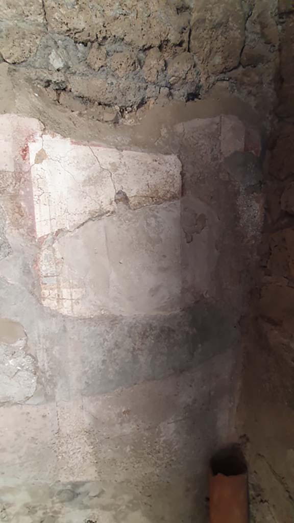 VI.10.1/19 Pompeii. July 2021.
Detail from fresco at west end of south wall of rear room.
Foto Annette Haug, ERC Grant 681269 DÉCOR.