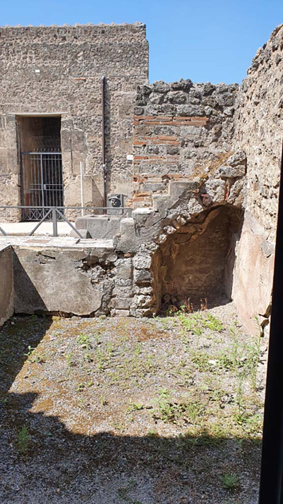 VI.10.1 Pompeii. July 2021.
Looking west from doorway from rear room across bar-room towards Via di Mercurio.
Foto Annette Haug, ERC Grant 681269 DÉCOR.