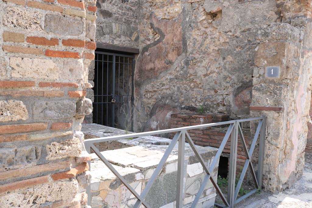 VI.10.1 Pompeii. December 2018.
Looking south-east across bar-room towards doorway to two rear rooms. Photo courtesy of Aude Durand.