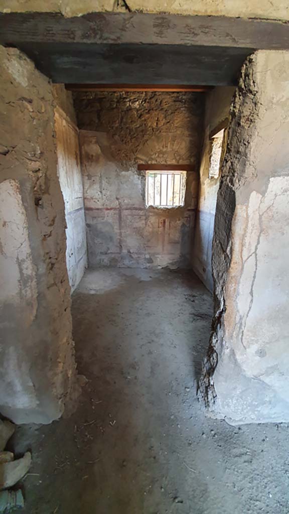 VI.10.1 Pompeii. July 2021.
Looking towards doorway to rear room in east wall of front room.
Foto Annette Haug, ERC Grant 681269 DÉCOR.