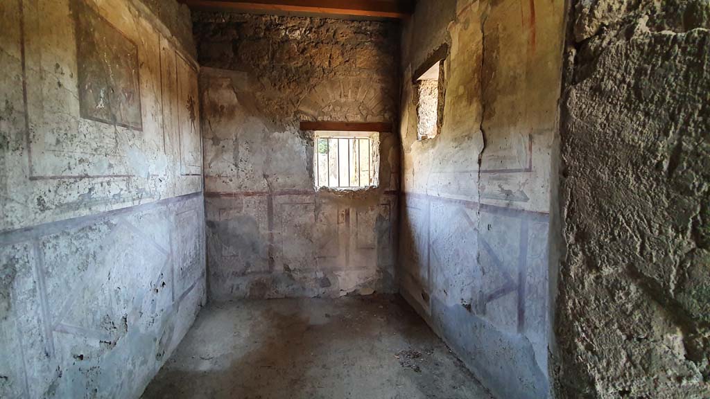 VI.10.1 Pompeii. July 2021. Looking east across rear room from doorway.
Foto Annette Haug, ERC Grant 681269 DÉCOR.