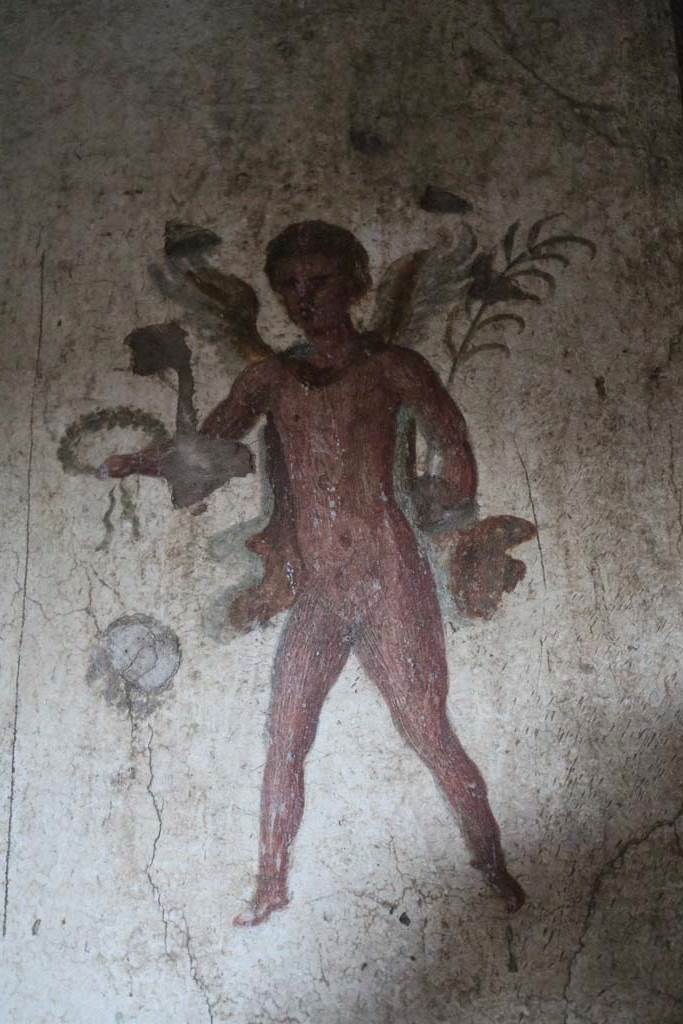 VI.10.1 Pompeii. December 2018.
Detail of flying cupid from north wall in north-east corner. Photo courtesy of Aude Durand.