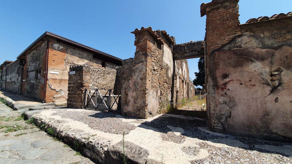 VI.10.1 Pompeii. July 2021. Looking towards east side of Via di Mercurio, with entrances at VI.10.1, centre left, and VI.10.2, on right.
Foto Annette Haug, ERC Grant 681269 DÉCOR.