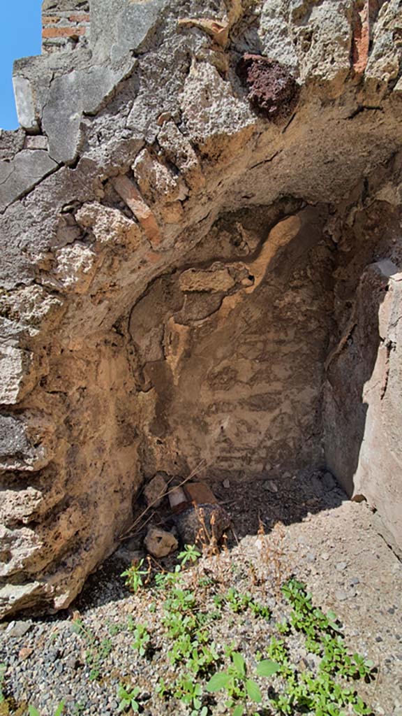 VI.10.1 Pompeii. July 2021. Looking west into recess below shelving.
Foto Annette Haug, ERC Grant 681269 DÉCOR.