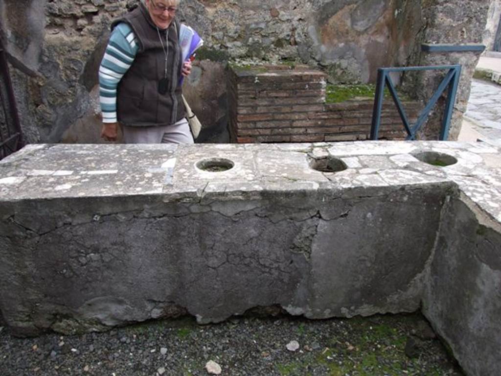 VI.10.1 Pompeii. March 2009. Marble counter with three urns.