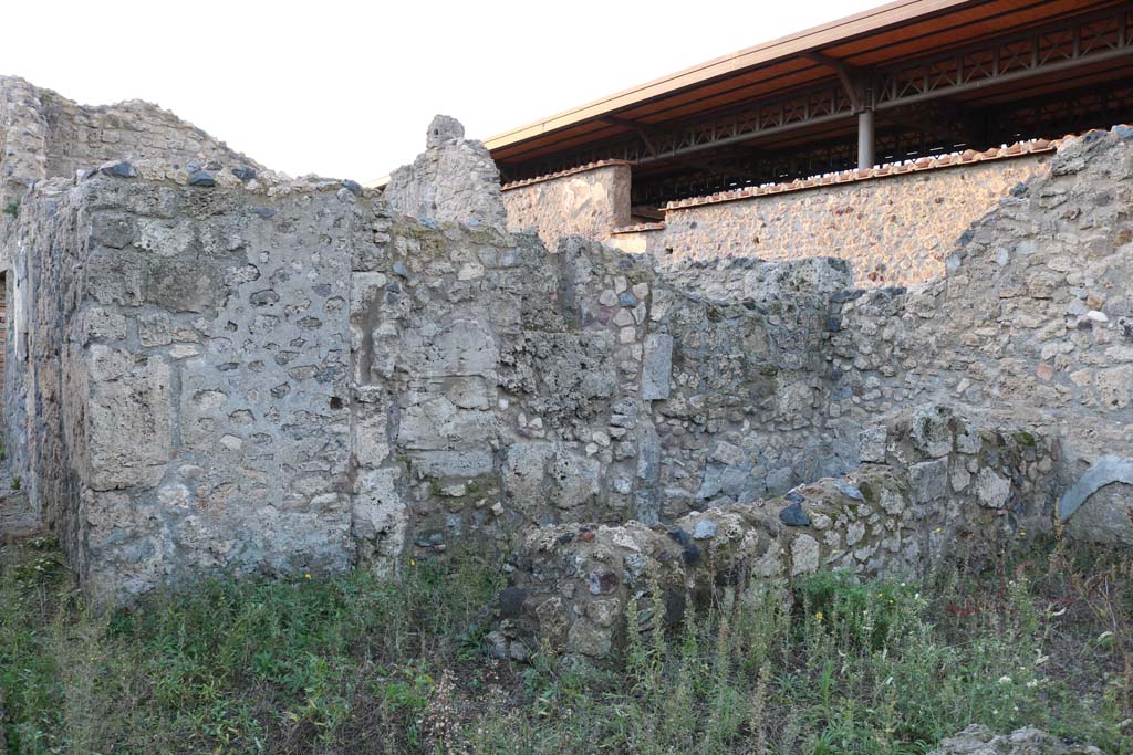 VI.10.2 Pompeii. December 2018.
Looking north-west from garden area towards first room on left of peristyle. Photo courtesy of Aude Durand.