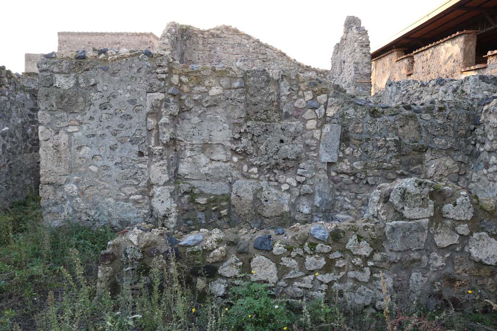 VI.10.2 Pompeii.December 2018.
Looking west from second room on left of peristyle, across wall into first room on left of peristyle. Photo courtesy of Aude Durand.