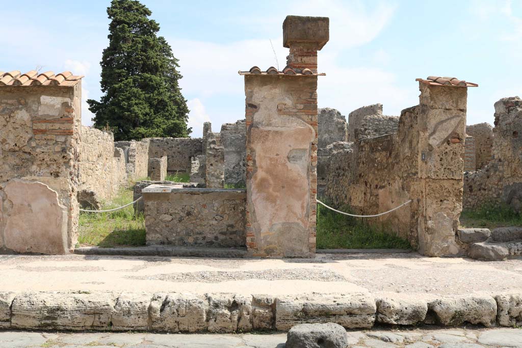VI.10.3 Pompeii, on left. December 2018. Looking east on Via di Mercurio towards entrance doorways, with VI.10.4, on right.
Photo courtesy of Aude Durand.