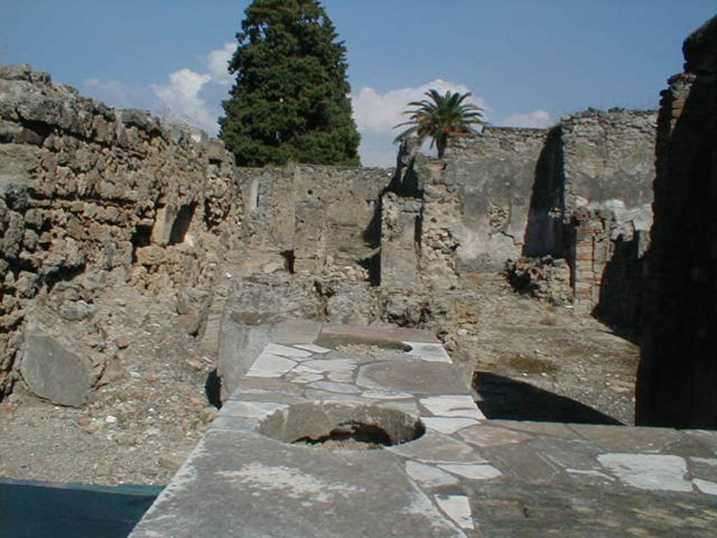 VI.10.3 Pompeii at front with VI.10.4 at rear. September 2004.