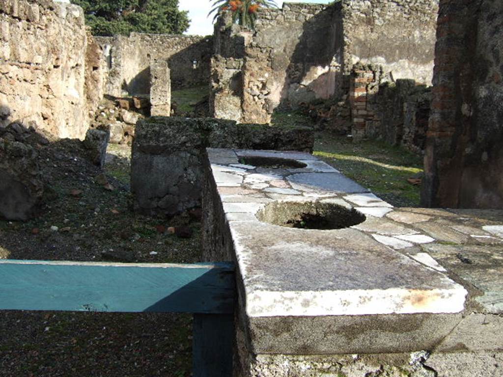 VI.10.3 Pompeii at front with VI.10.4 at rear. December 2005.