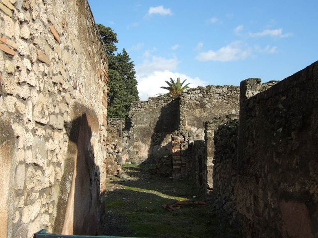 VI.10.4 Pompeii. December 2005. Looking east from entrance corridor.