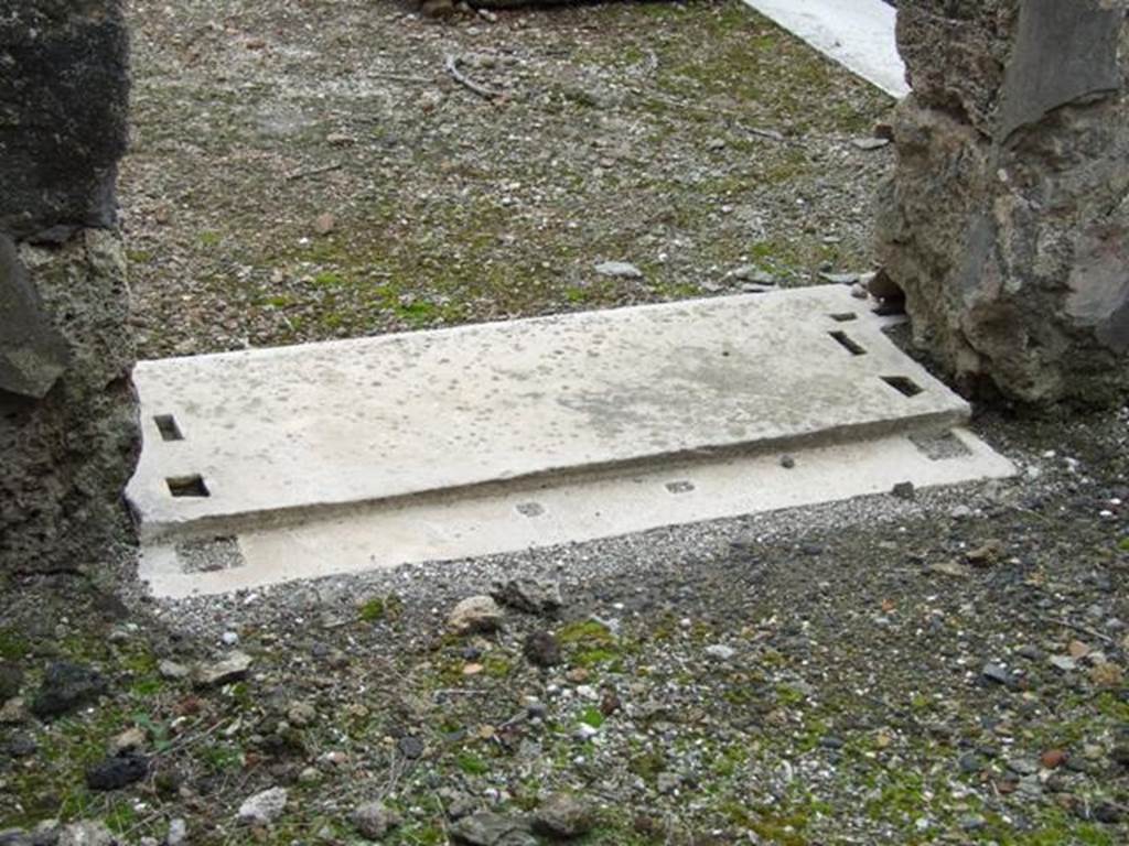 VI.10.7 Pompeii. March 2009. Room 4. Marble sill in doorway.