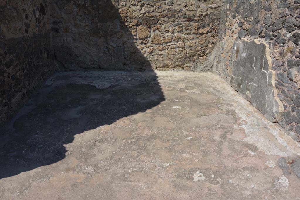 VI.10.7 Pompeii. September 2019. Room 5, flooring, and remaining plaster on east wall, of room on north side of atrium.
Foto Annette Haug, ERC Grant 681269 DÉCOR.