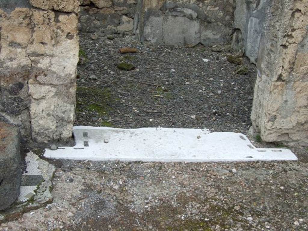 VI.10.7 Pompeii. March 2009. Room 6. Marble door sill showing grooves for doors or shutters.