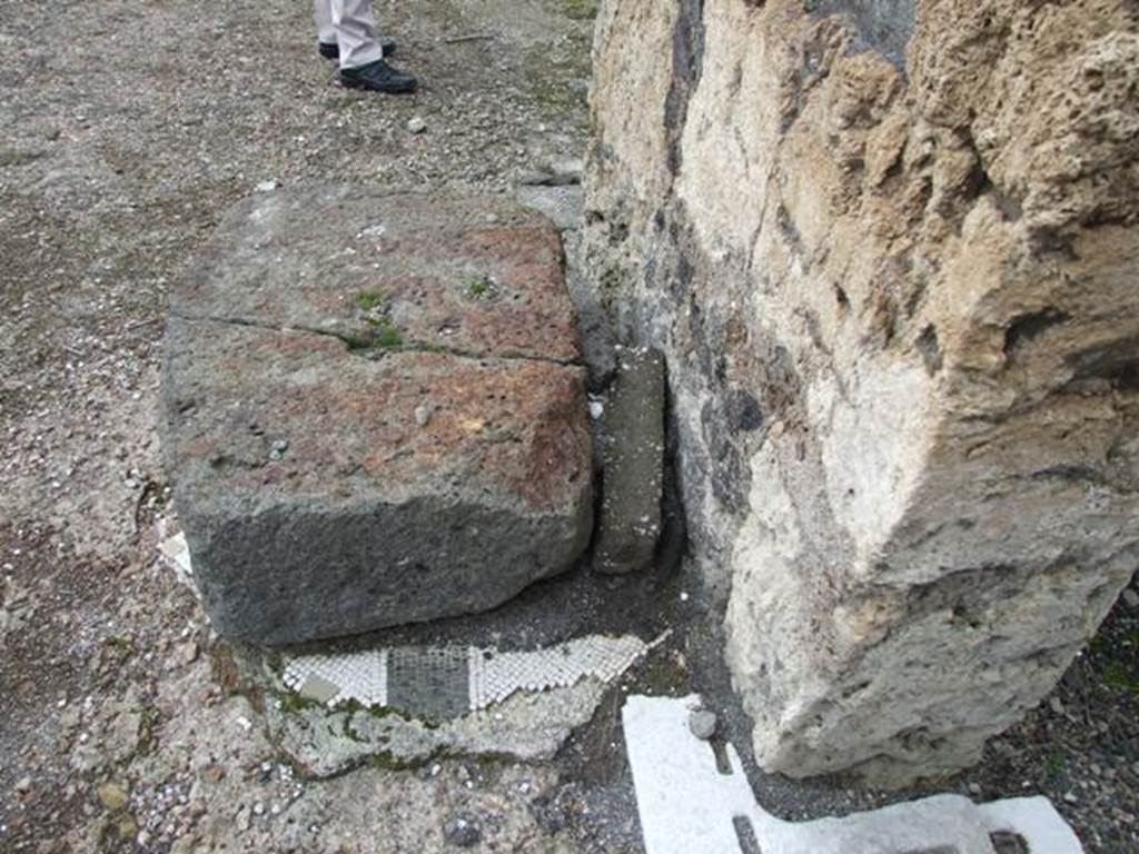 VI.10.7 Pompeii. March 2009. Room 1, large stone covering black and white mosaic floor remains, outside room 6 in atrium. Is this the base for an arca?
See Eschebach, L., 1993. Gebäudeverzeichnis und Stadtplan der antiken Stadt Pompeji. Köln: Böhlau. (p.194).