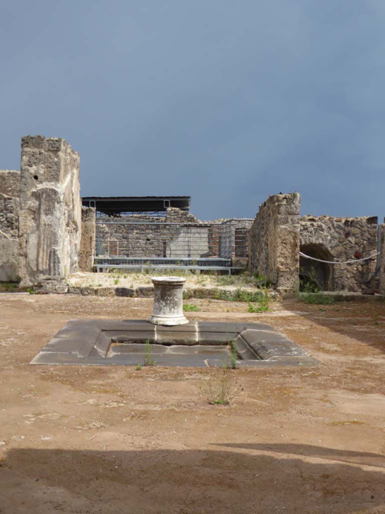 VI.10.7 Pompeii. September 2017.
Looking east across atrium towards tablinum, with steps to lower garden area, on right.
Foto Annette Haug, ERC Grant 681269 DÉCOR.
