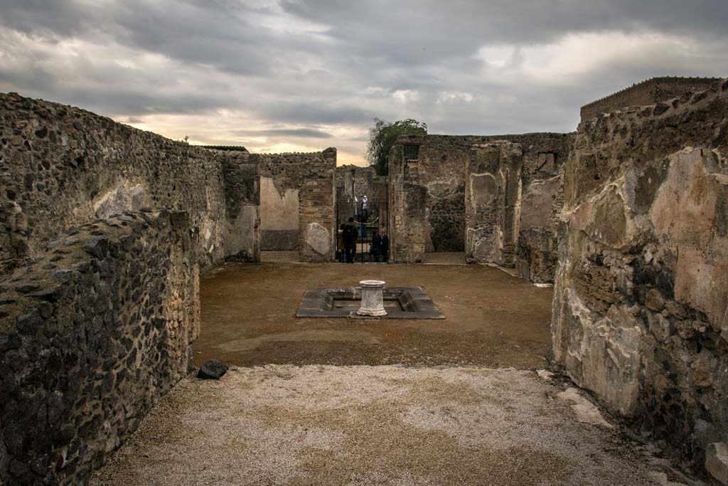 VI.10.7 Pompeii. January 2019.
Room 8, tablinum, looking west towards atrium and entrance doorway. Photo courtesy of Johannes Eber.