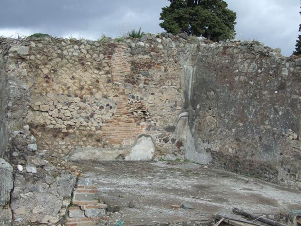 VI.10.7 Pompeii. March 2009. Room 10. Large room on north side of house at upper level. This was completely open to the portico giving views towards the fountains at the south end of the garden.