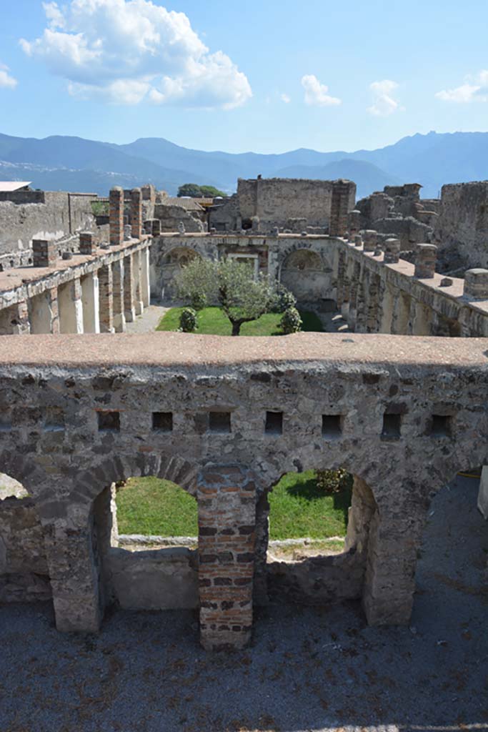 VI.10.7 Pompeii. September 2019.
Looking down towards area on lower floor and through to garden.
Foto Annette Haug, ERC Grant 681269 DÉCOR.