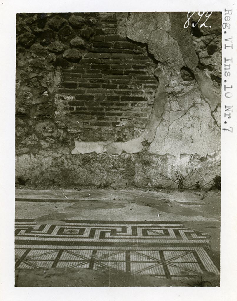 VI.10.7 Pompeii. Pre-1937-39.
Room 10, looking towards north wall of triclinium and decorative black and white mosaic floor.
Photo courtesy of American Academy in Rome, Photographic Archive. Warsher collection no. 892.