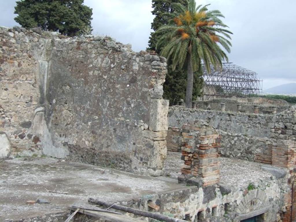 VI.10.7 Pompeii. March 2009. Room 10 on left and behind it room 11 on upper level.