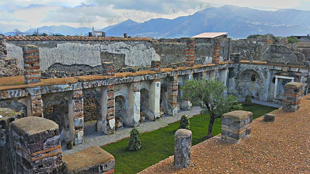 VI.10.7 Pompeii. 2017/2018/2019.
Looking south-east across upper portico with garden area, below. Photo courtesy of Giuseppe Ciaramella.