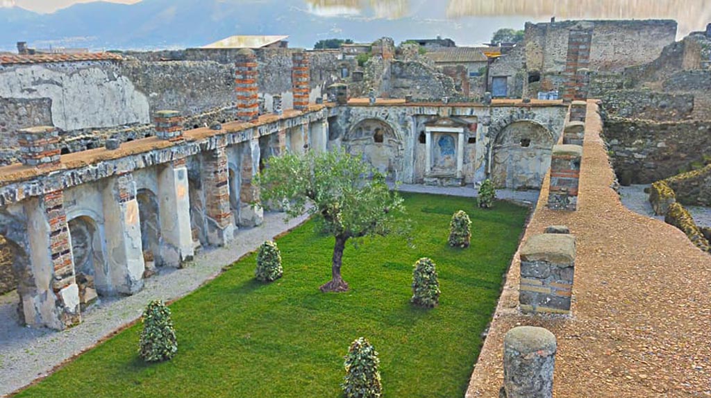 VI.10.7 Pompeii. 2017/2018/2019.
Looking south-east across upper portico with garden area, below. Photo courtesy of Giuseppe Ciaramella