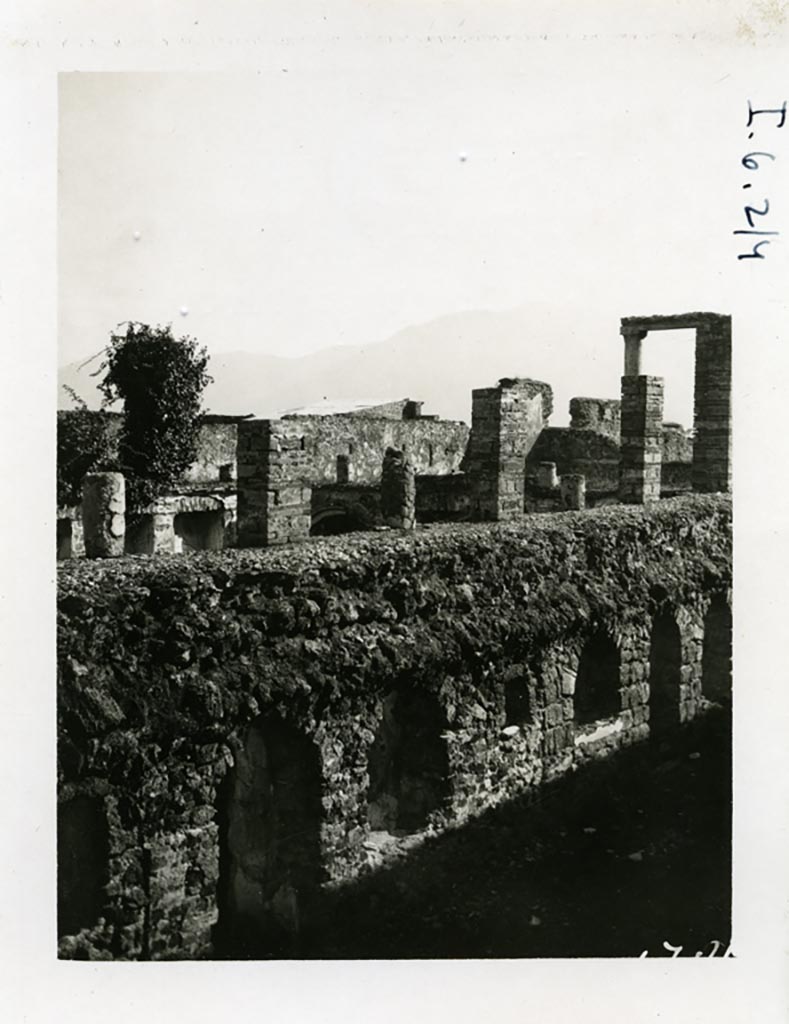 VI.10.7 Pompeii, (Not I.6.2/4). Pre-1937-39. Looking south-east towards the internal wall of the lower floor.
Photo courtesy of American Academy in Rome, Photographic Archive. Warsher collection no. 1784a.