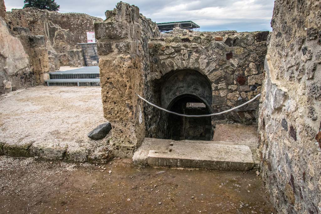 VI.10.7 Pompeii. January 2019.
Room 12, stairs to lower level and garden, on south side of tablinum, on left. Photo courtesy of Johannes Eber.