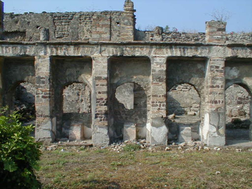 VI.10.7 Pompeii. September 2004. Room 15. Garden area. West side.