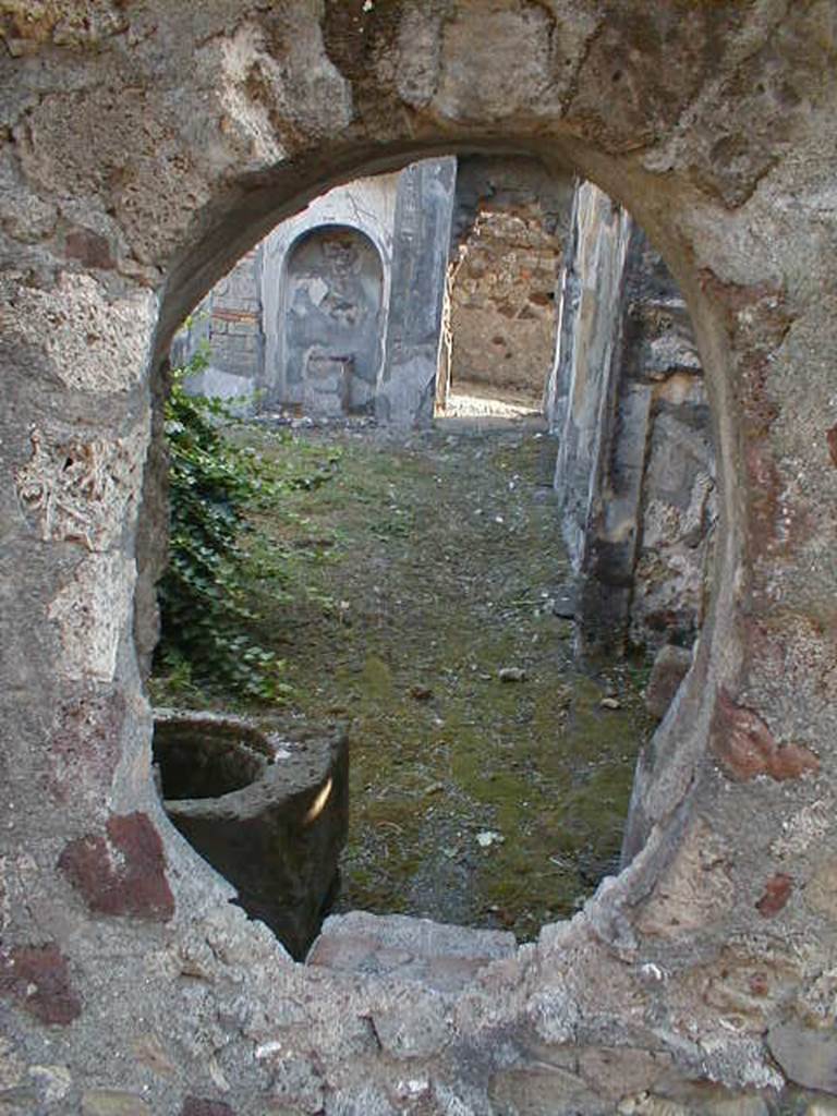 VI.10.7 Pompeii. September 2004. Room 15, west side of garden area.
Looking through rear of arched recess 9 with cistern mouth at south end.