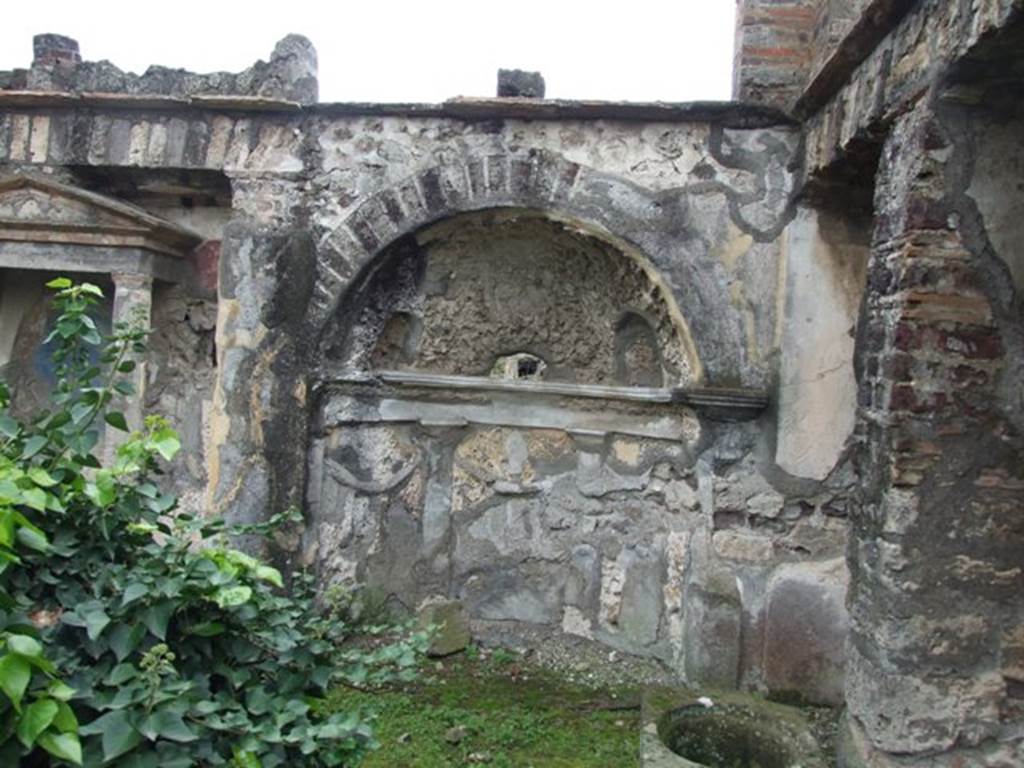 VI.10.7 Pompeii. March 2009. Room 15. Garden area. South side. Apsed mosaic niche at west end which held a fountain figure from which water splashed.