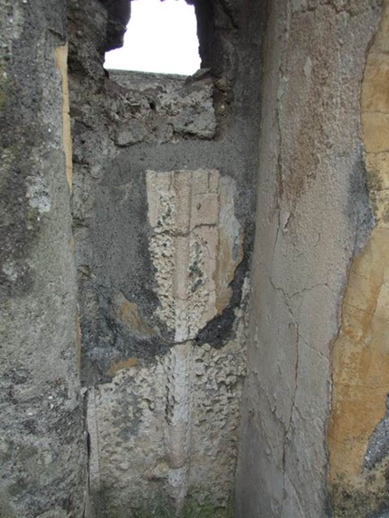 VI.10.7 Pompeii. March 2009. Room 15. Garden area. South side. Centre niche. Stucco on west side of niche.