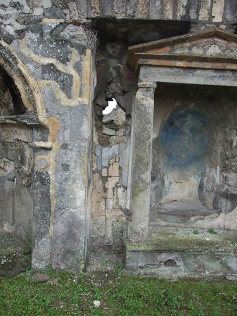 VI.10.7 Pompeii. March 2009. Room 15. Garden area. South side. Centre niche. Stucco on east side of niche.