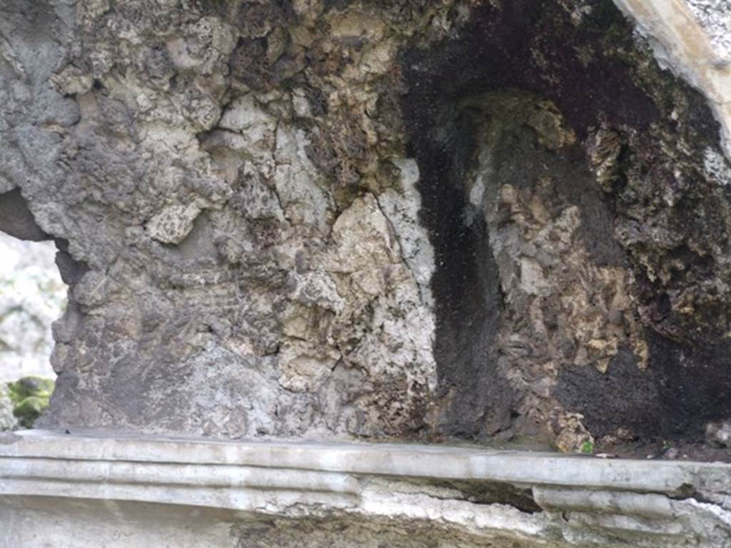 VI.10.7 Pompeii. March 2009. Room 15, south side of garden area.
Second small niche in rear wall above horizontal rim in apsed niche at east end.