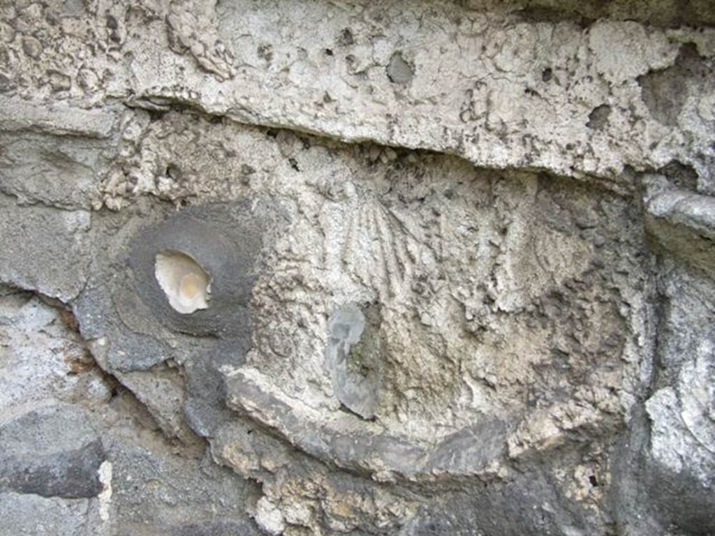 VI.10.7 Pompeii. March 2009. Room 15, south side of garden area.
Stucco garland with other stucco decoration above, in apsed niche at east end.